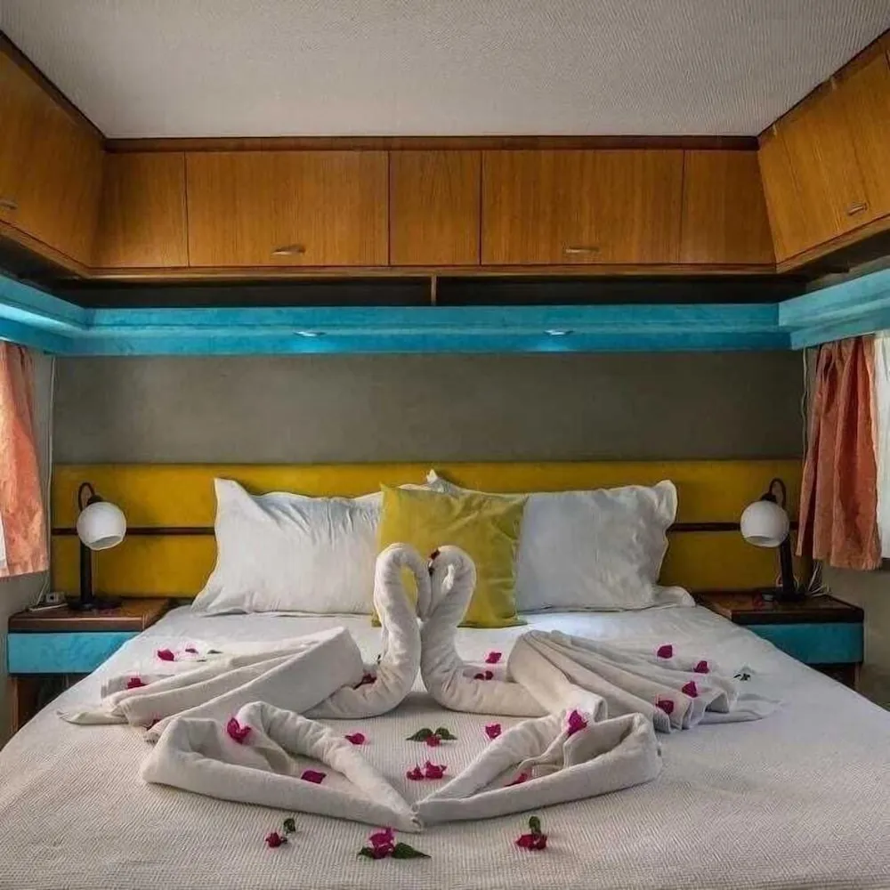 Romantic Karavan, 1 Çift Kişilik Yatak ve Çekyat