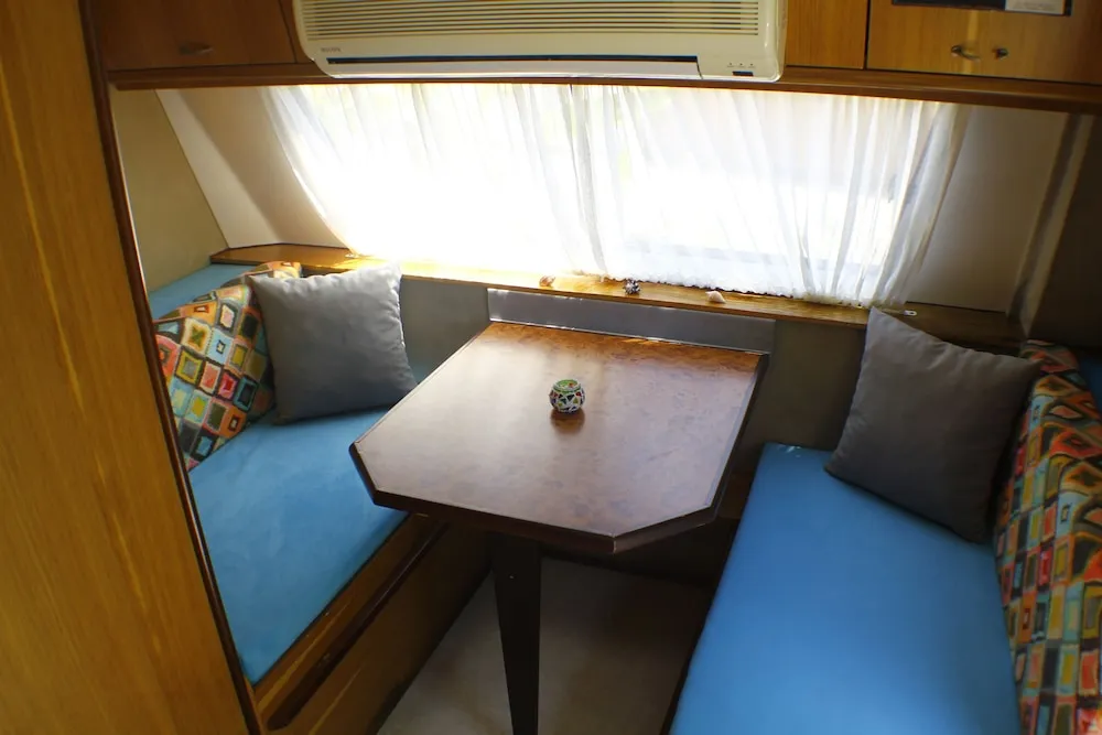 Romantic Karavan, 1 Çift Kişilik Yatak ve Çekyat