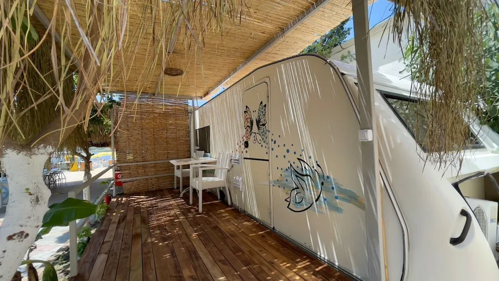 Romantic Karavan, 1 Çift Kişilik Yatak ve Çekyat