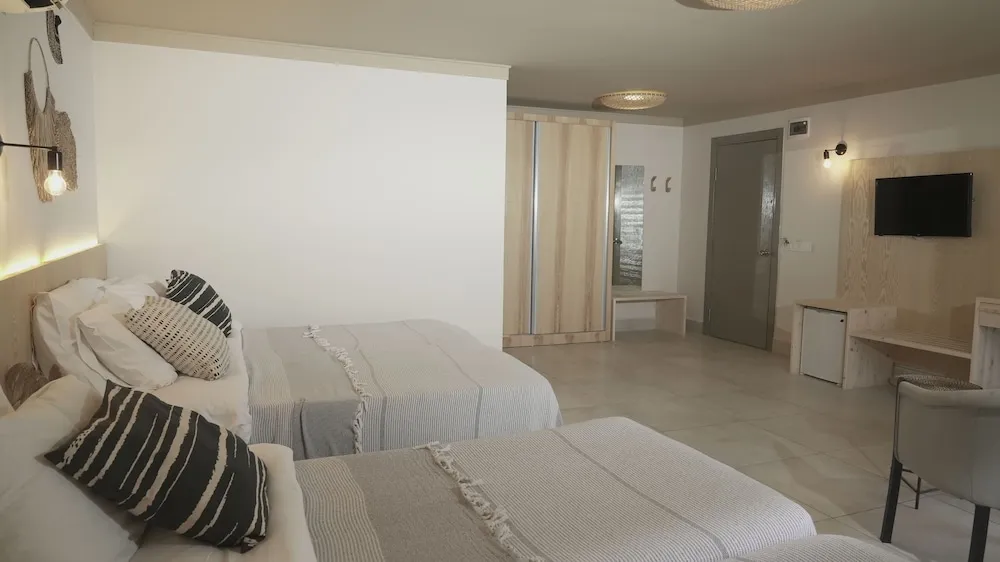 QUAD ROOM