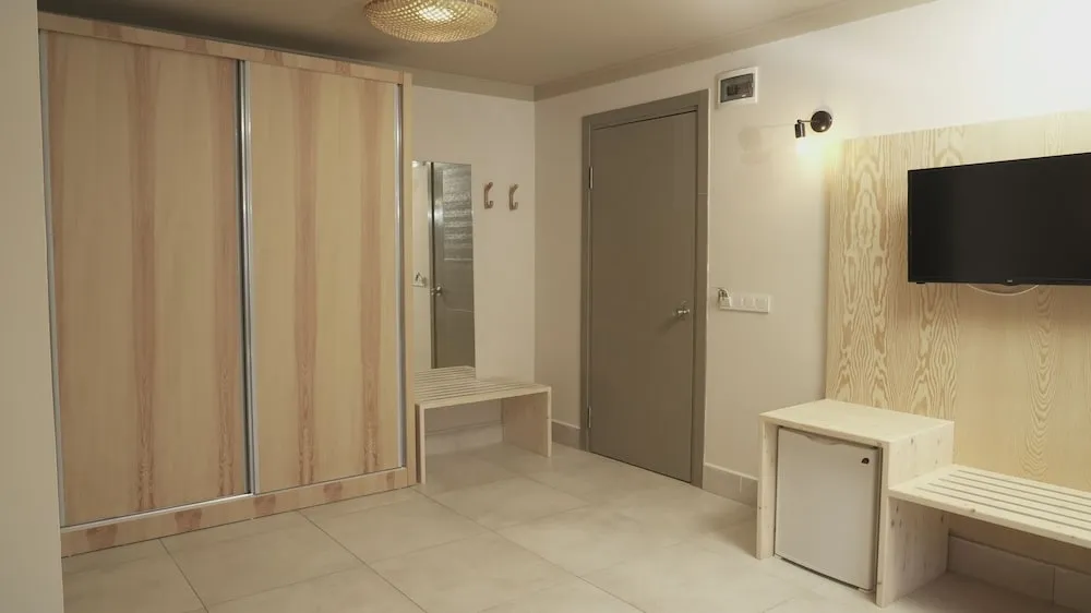 QUAD ROOM