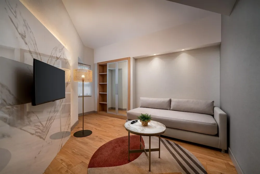 Main Building Suite Land View