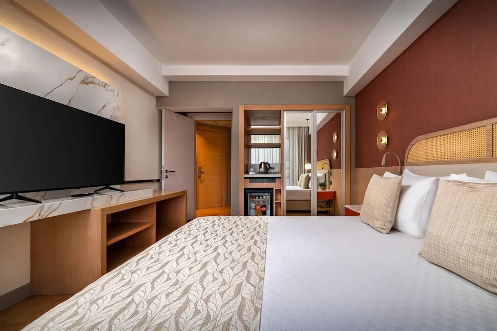 Main Building Suite Land View