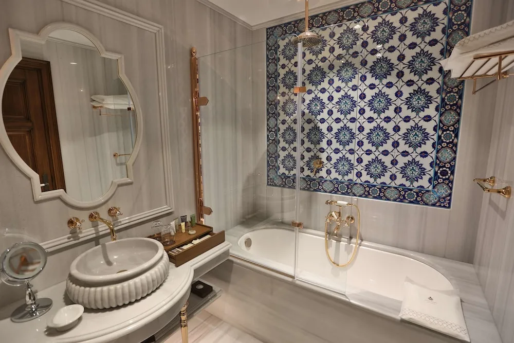 Corner Suite French Sea View