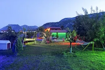 Flora Pansiyon Çıralı