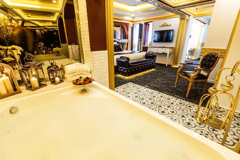 Honeymoon Süit, Sıcak Su Küveti