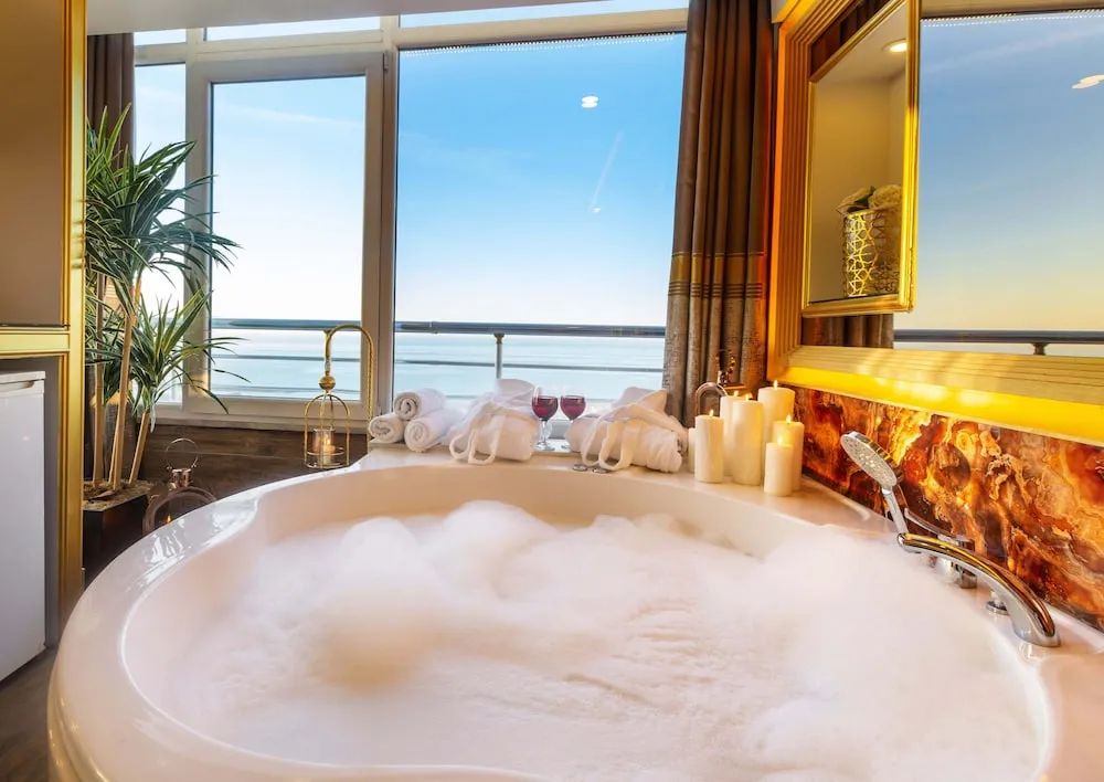 Queen Suite sea view with Jacuzzi