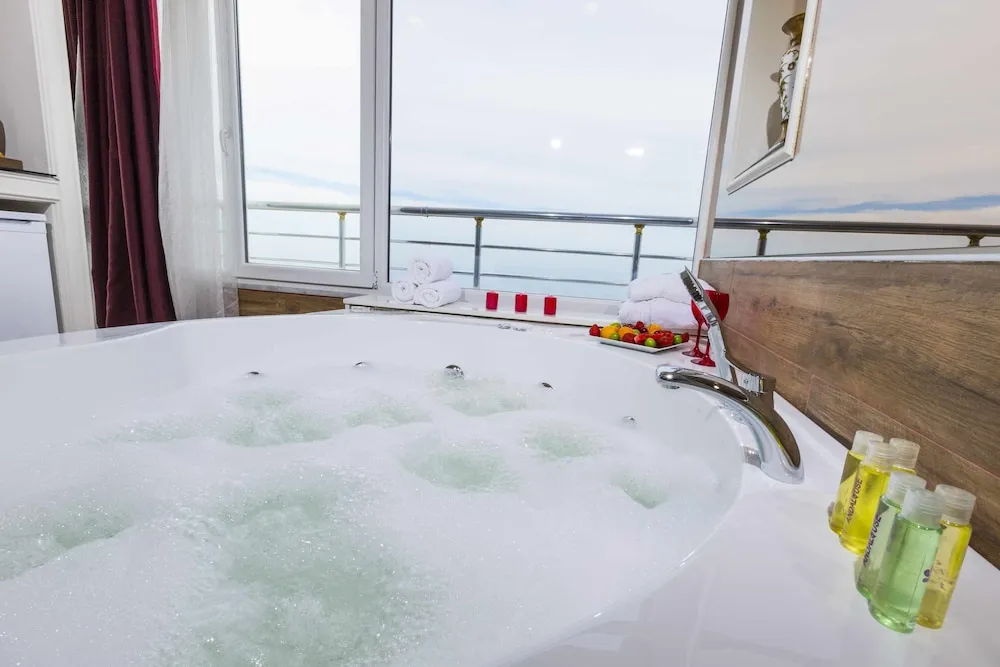 Queen Suite sea view with Jacuzzi