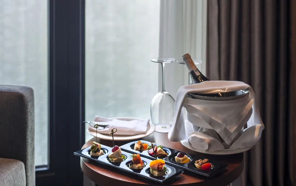 Standard Oda, 1 Büyük (Queen) Boy Yatak (Stocked Minibar)