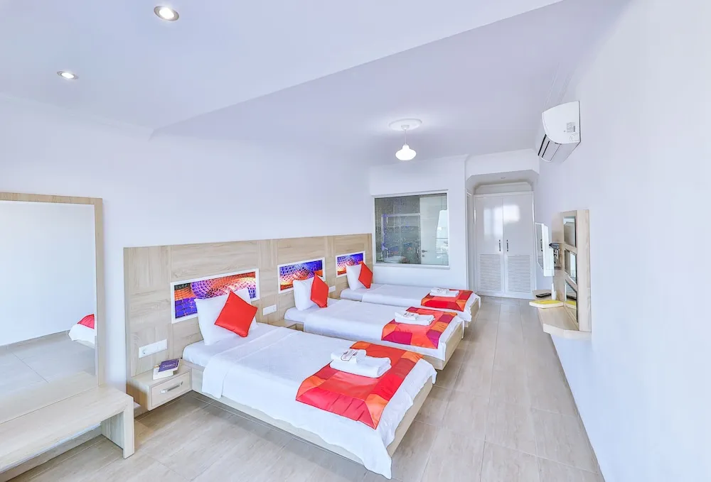 Üç Kişilik Oda, Balkon, Deniz Manzaralı