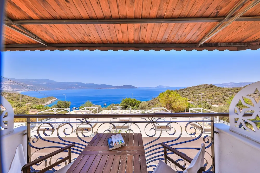 Tek Büyük Yataklı Oda, Balkon, Deniz Manzaralı