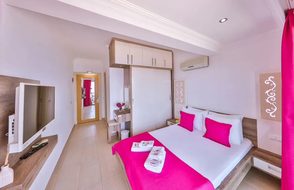 Tek Büyük Yataklı Oda, Balkon, Deniz Manzaralı