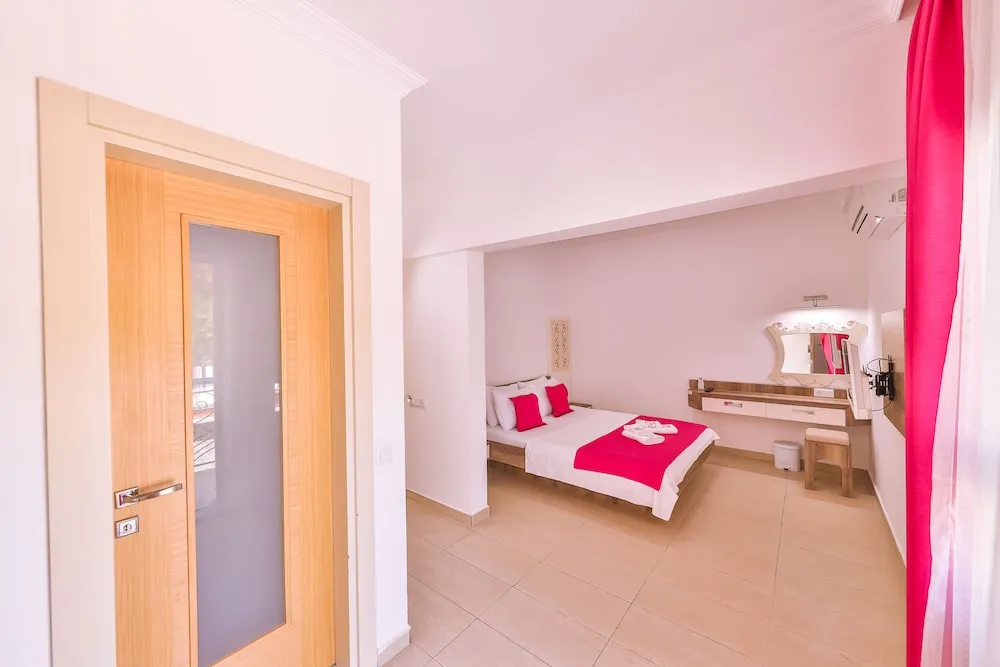 Tek Büyük Yataklı Oda, Balkon, Bahçe Manzaralı