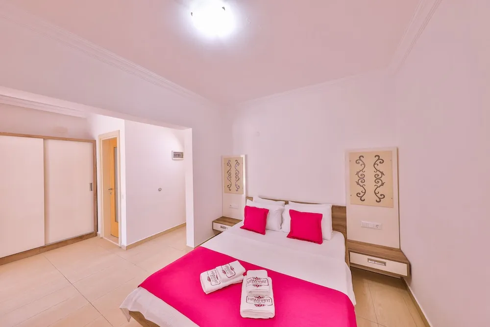 Tek Büyük Yataklı Oda, Balkon, Bahçe Manzaralı