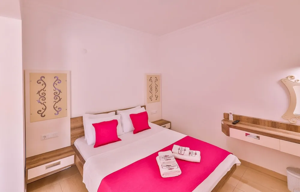 Tek Büyük Yataklı Oda, Balkon, Bahçe Manzaralı