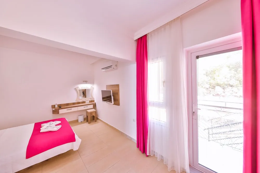 Tek Büyük Yataklı Oda, Balkon, Bahçe Manzaralı