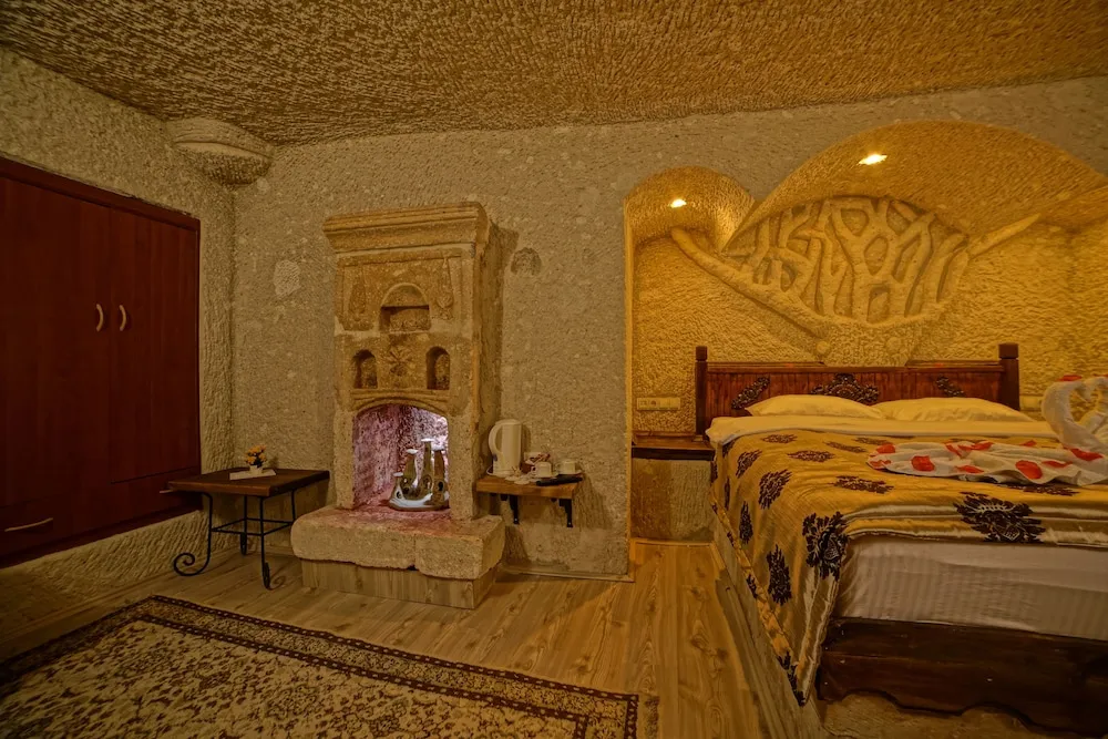 Cave Double Room with Queen Bed