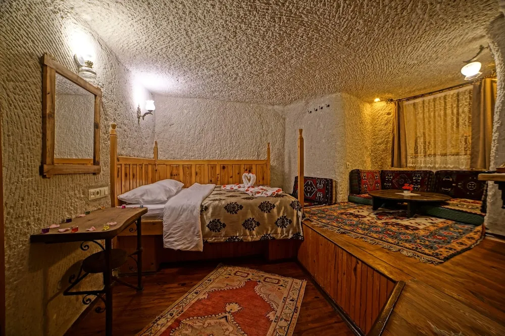 Cave Double Room with Queen Bed
