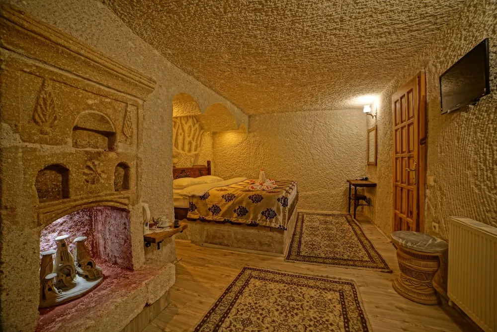 Cave Double Room with Queen Bed