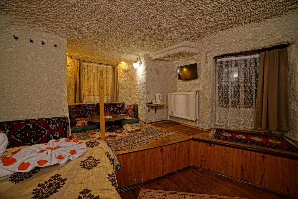 Cave Double Room with Queen Bed