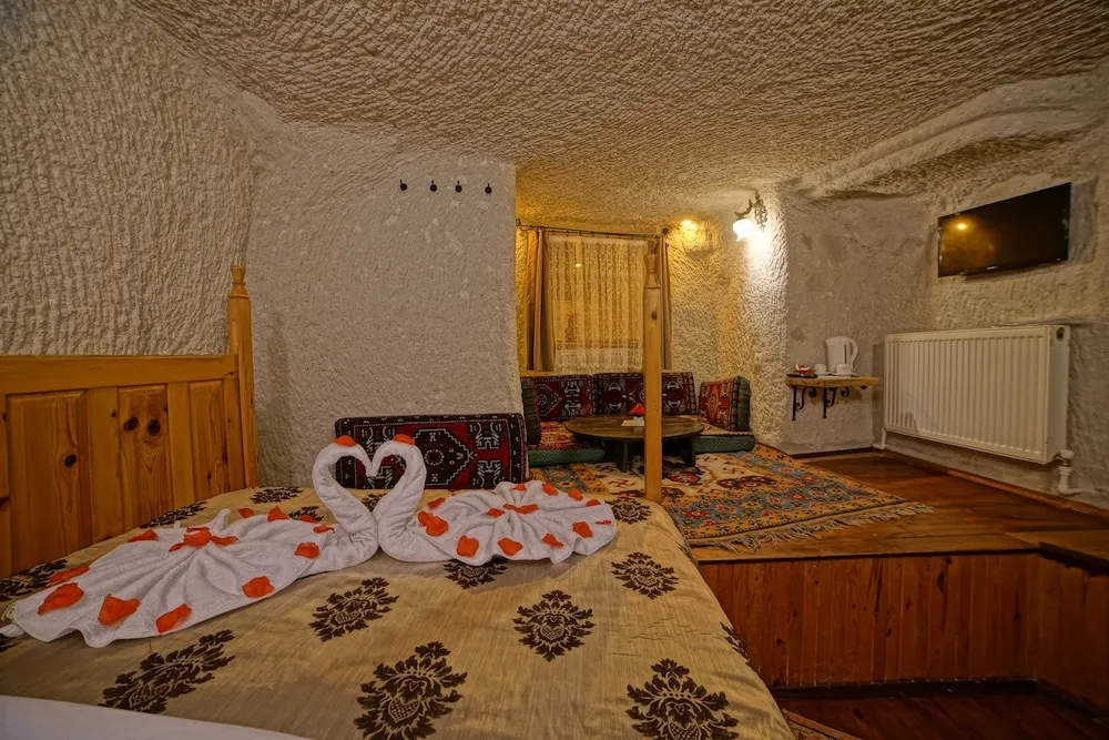 Cave Double Room with Queen Bed
