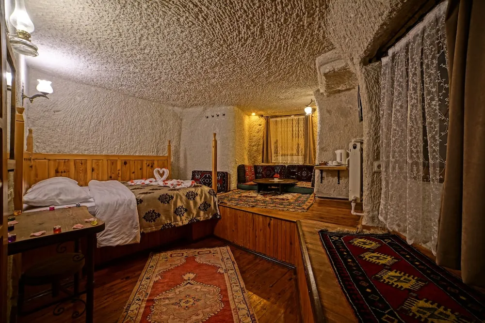 Cave Double Room with Queen Bed