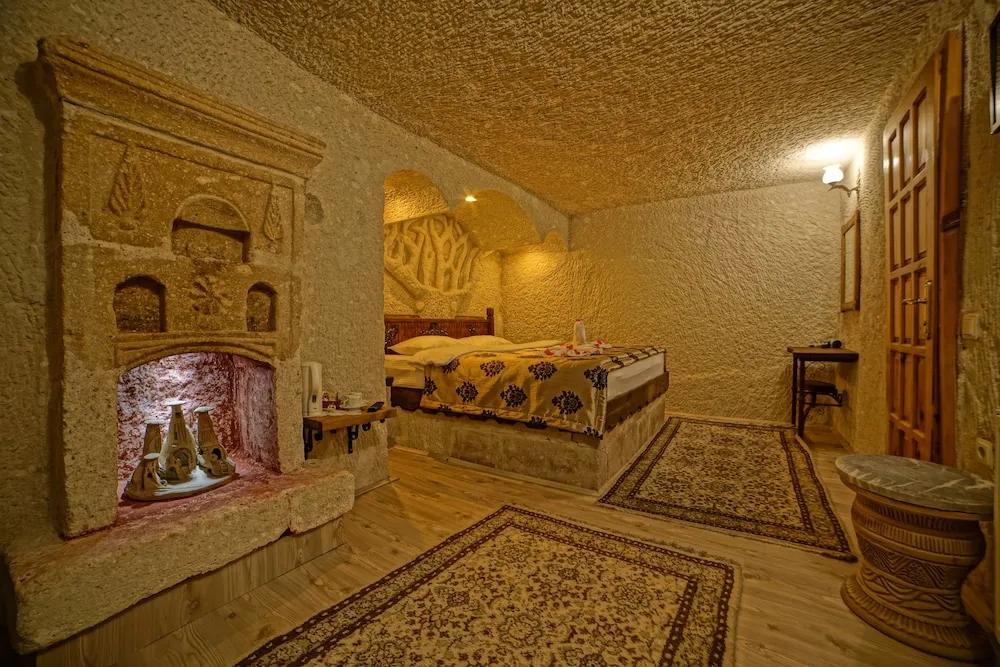 Cave Double Room with Queen Bed