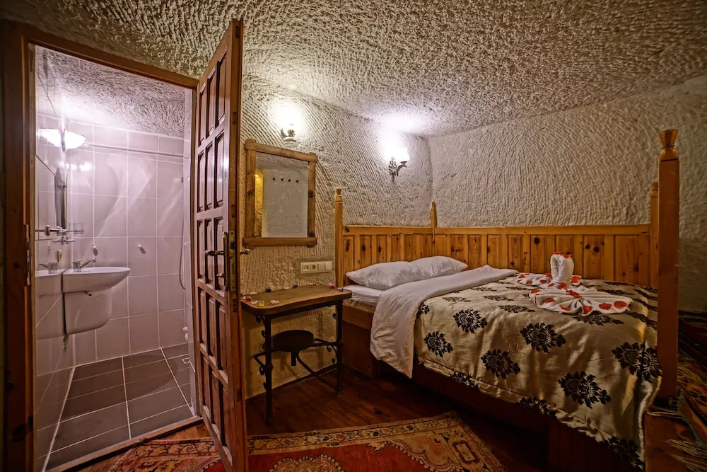 Cave Double Room with Queen Bed