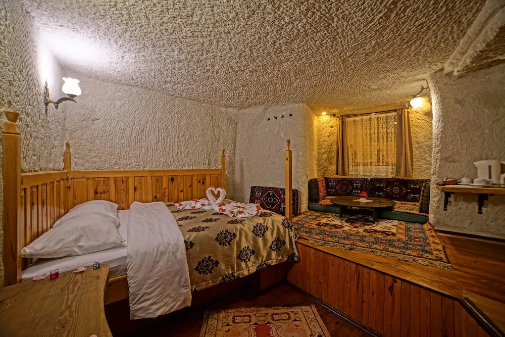 Cave Double Room with Queen Bed