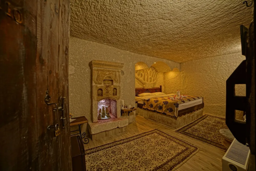 Cave Double Room with Queen Bed