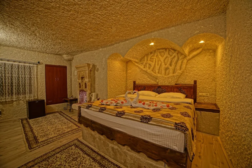 Cave Double Room with Queen Bed