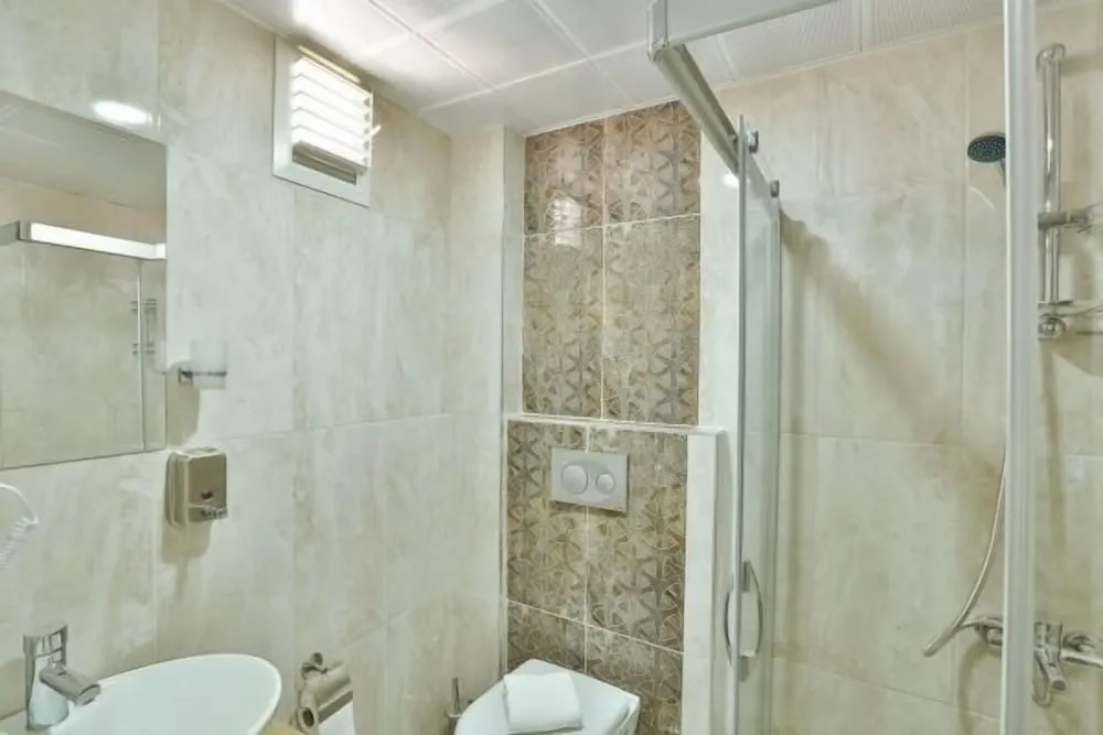 Üç Kişilik Oda, Deniz Manzaralı