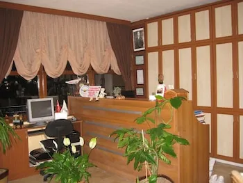 Moms Hotel