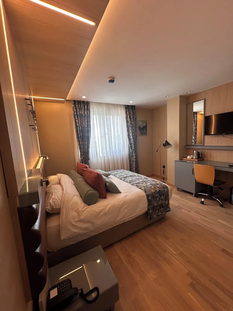 Tek Büyük veya İki Ayrı Yataklı Oda (Bathtub or Shower)
