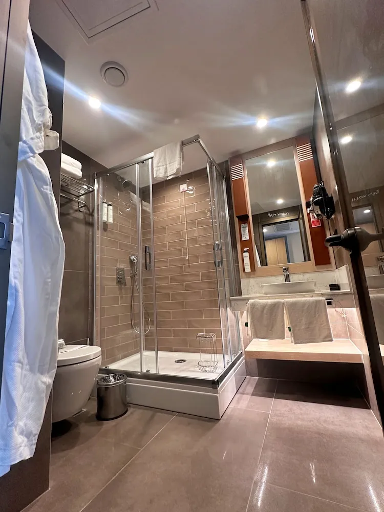 Tek Büyük veya İki Ayrı Yataklı Oda (Bathtub or Shower)