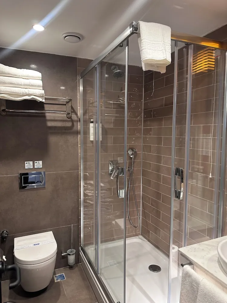 Tek Büyük veya İki Ayrı Yataklı Oda (Bathtub or Shower)