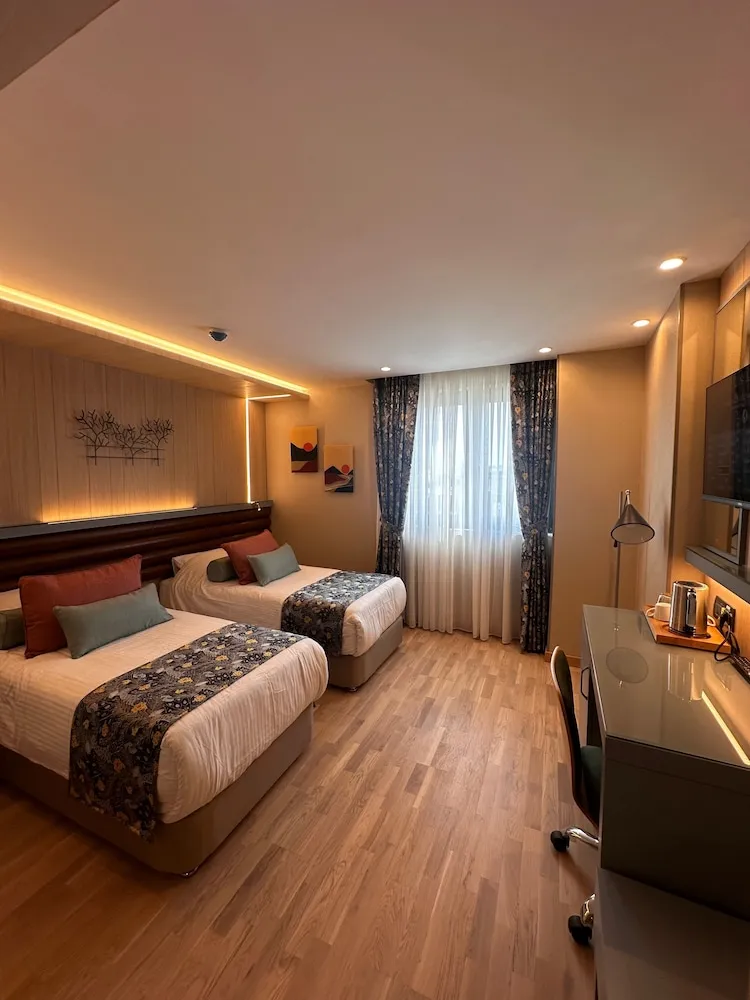 Tek Büyük veya İki Ayrı Yataklı Oda (Bathtub or Shower)