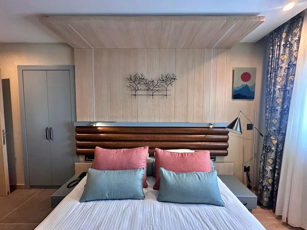 Tek Büyük veya İki Ayrı Yataklı Oda (Bathtub or Shower)