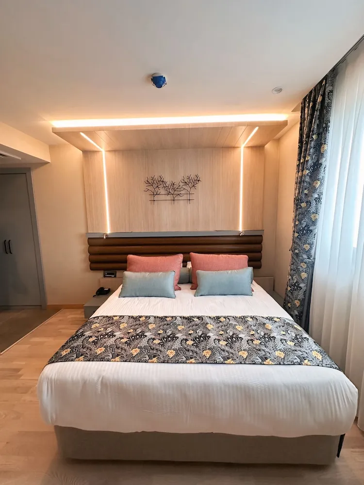 Tek Büyük veya İki Ayrı Yataklı Oda (Bathtub or Shower)