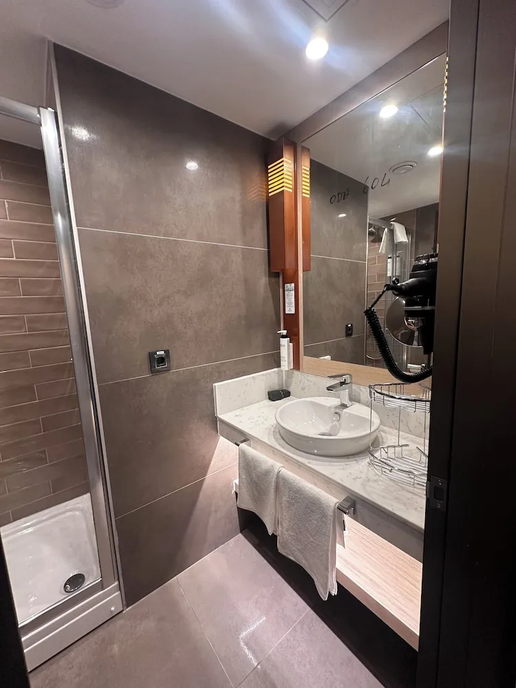 Tek Büyük veya İki Ayrı Yataklı Oda (Bathtub or Shower)