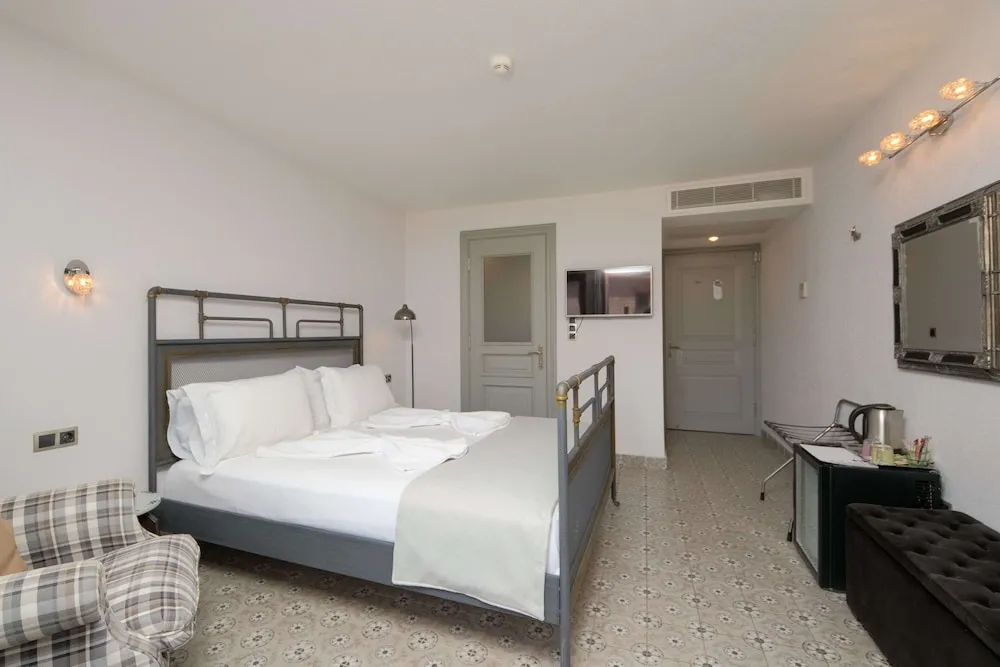 Tek Büyük Yataklı Oda, Balkon, Deniz Manzaralı