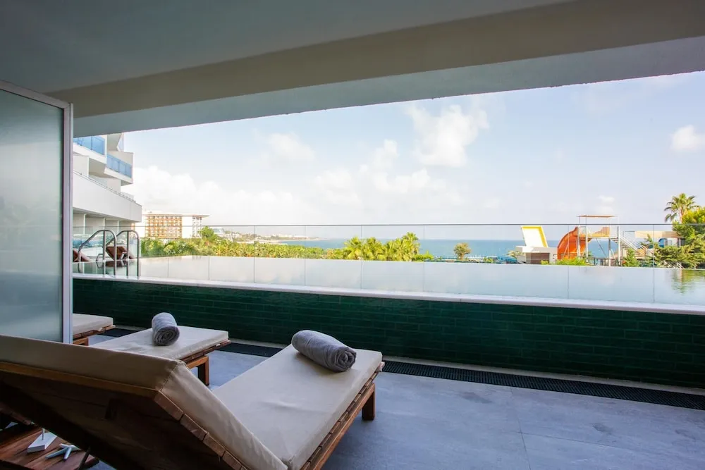 Deluxe Süit, 1 Çift Kişilik Yatak, Deniz Manzaralı, Havuz Kenarı