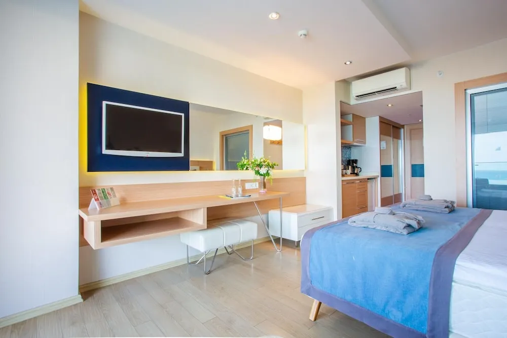 Deluxe Süit, 1 Çift Kişilik Yatak, Deniz Manzaralı, Havuz Kenarı