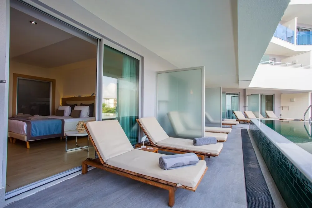 Deluxe Süit, 1 Çift Kişilik Yatak, Deniz Manzaralı, Havuz Kenarı