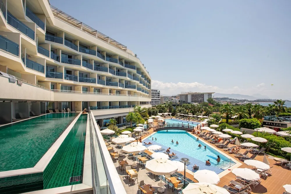Deluxe Süit, 1 Çift Kişilik Yatak, Deniz Manzaralı, Havuz Kenarı