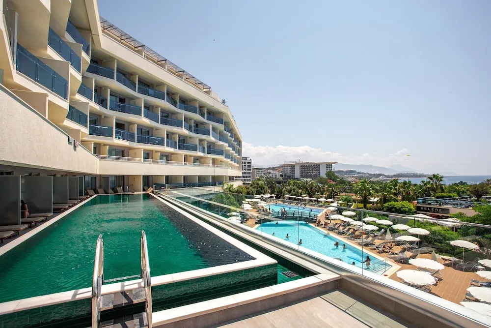 Deluxe Süit, 1 Çift Kişilik Yatak, Deniz Manzaralı, Havuz Kenarı