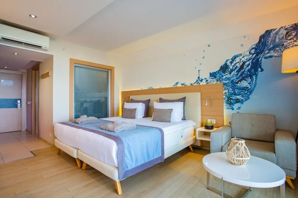 Deluxe Süit, 1 Çift Kişilik Yatak, Deniz Manzaralı, Havuz Kenarı