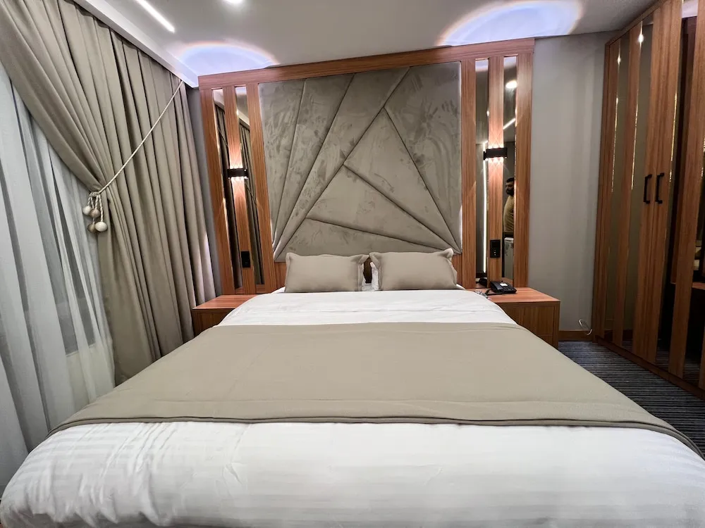 Standard Oda, 1 Büyük (Queen) Boy Yatak, Şehir Manzaralı