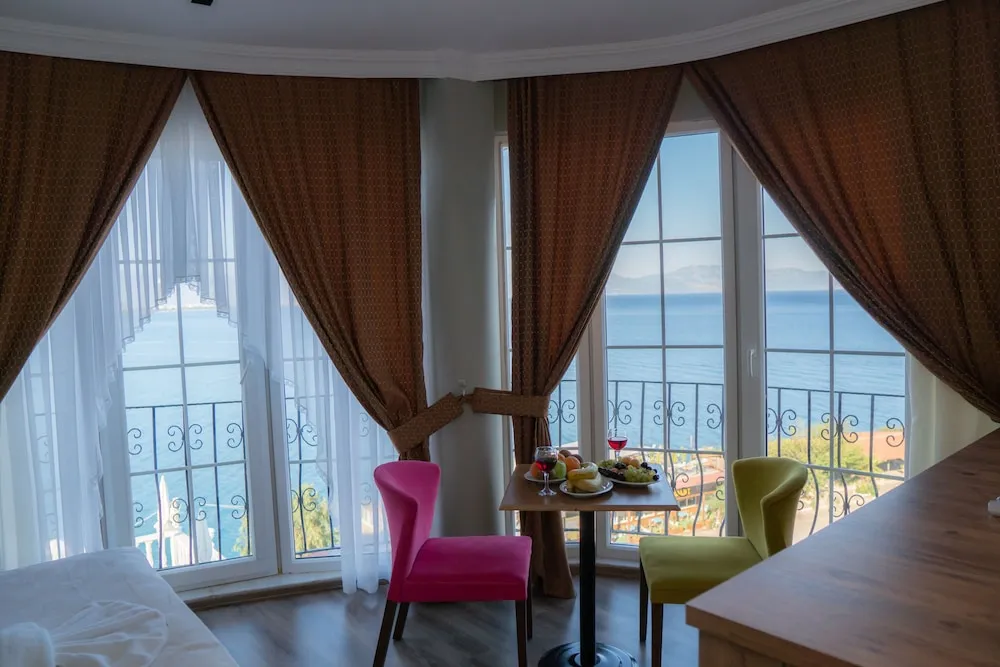 Basic Tek Büyük veya İki Ayrı Yataklı Oda, Deniz Manzaralı