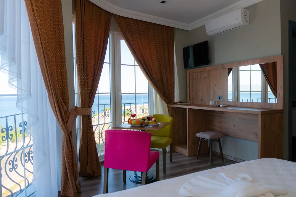 Basic Tek Büyük veya İki Ayrı Yataklı Oda, Deniz Manzaralı